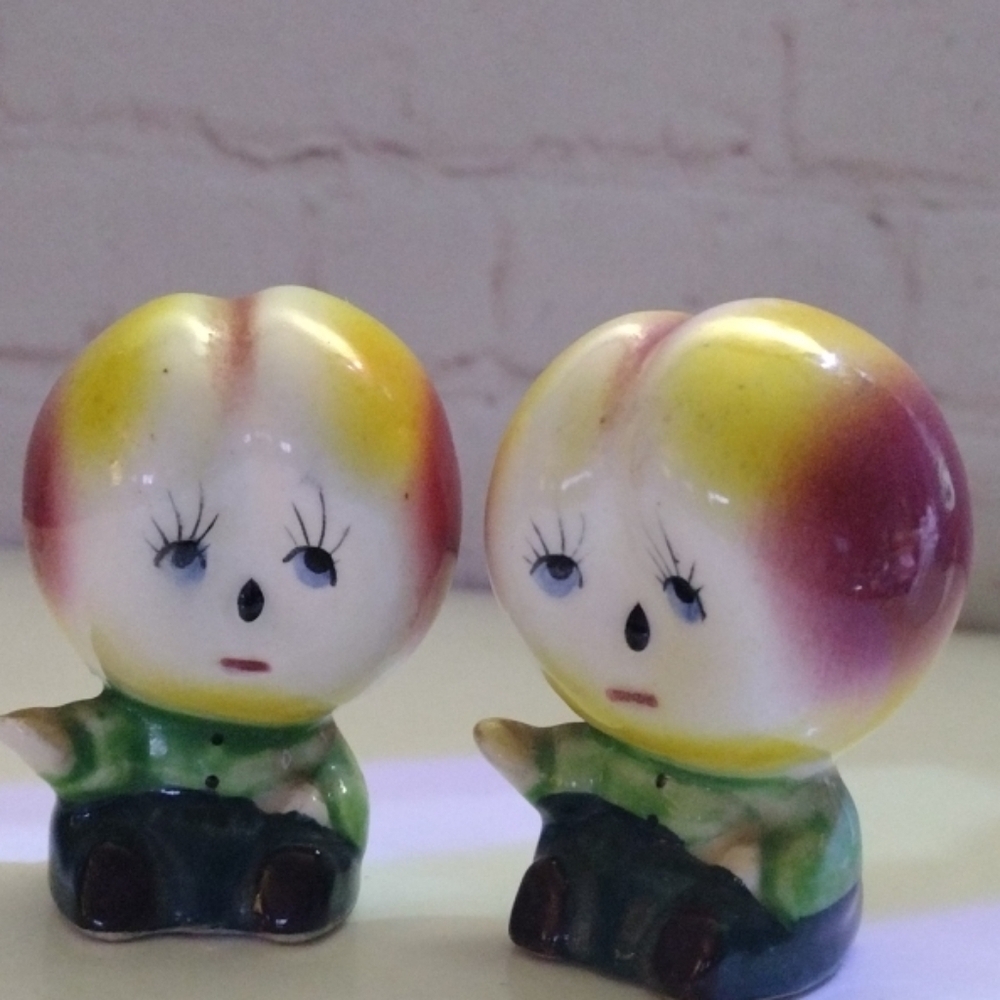 Vintage Anthropomorphic Peach Fruits People Salt & Pepper Shakers 2.5" - Picture 3 of 8